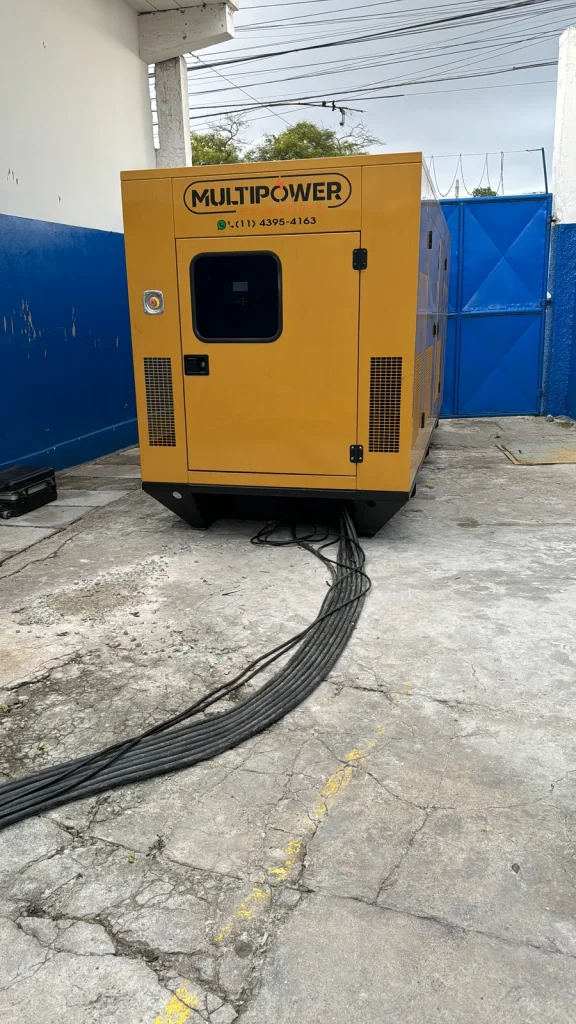 Cabos conectados à base de grupo gerador amarelo.