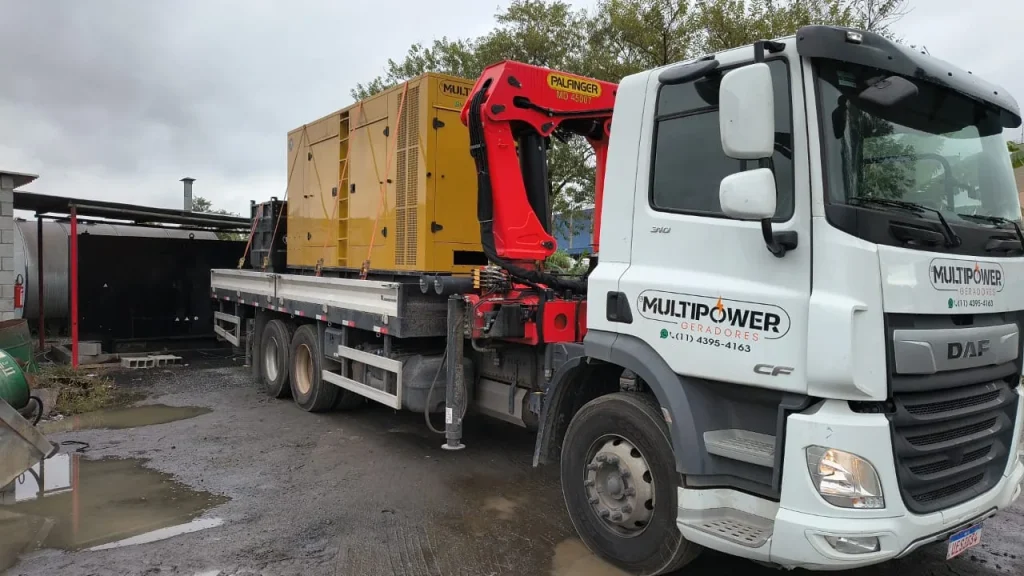 Caminhão da MultiPower transportando grupo gerador com guindaste.