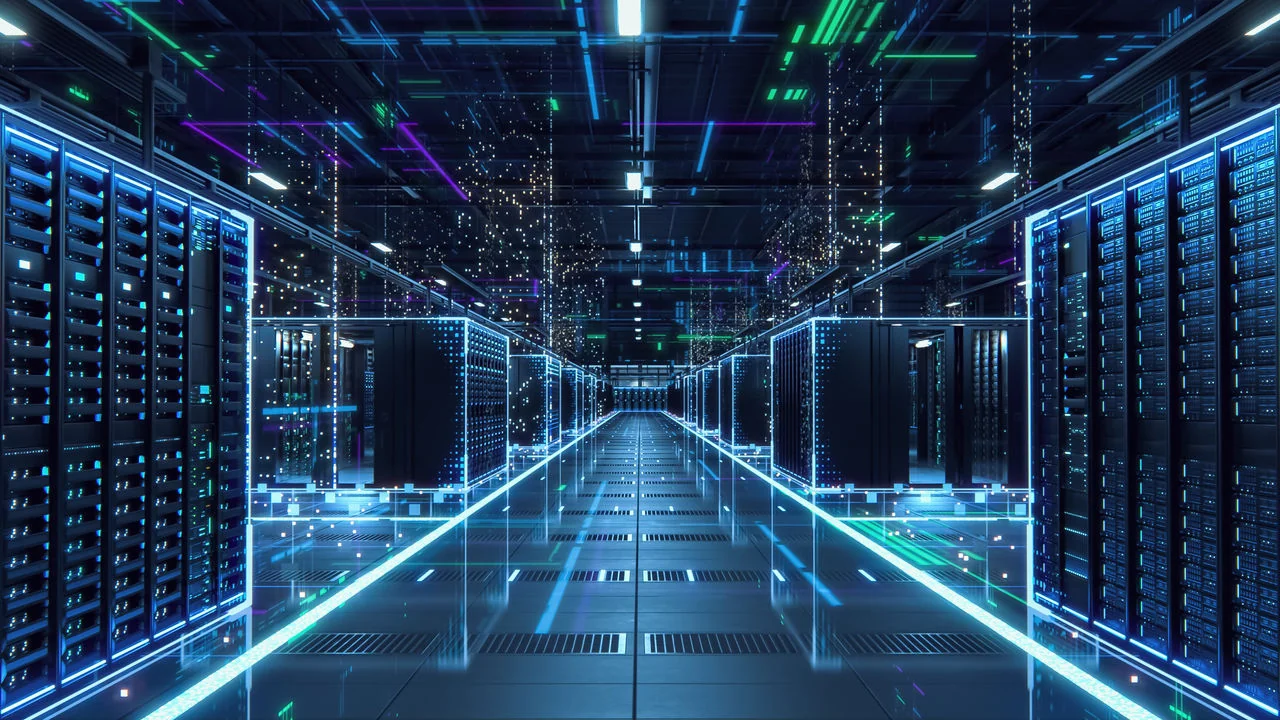 Corredor de servidores em data center.