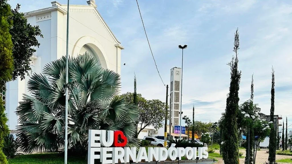 Letreiro da cidade junto a igreja em Fernandópolis, SP.