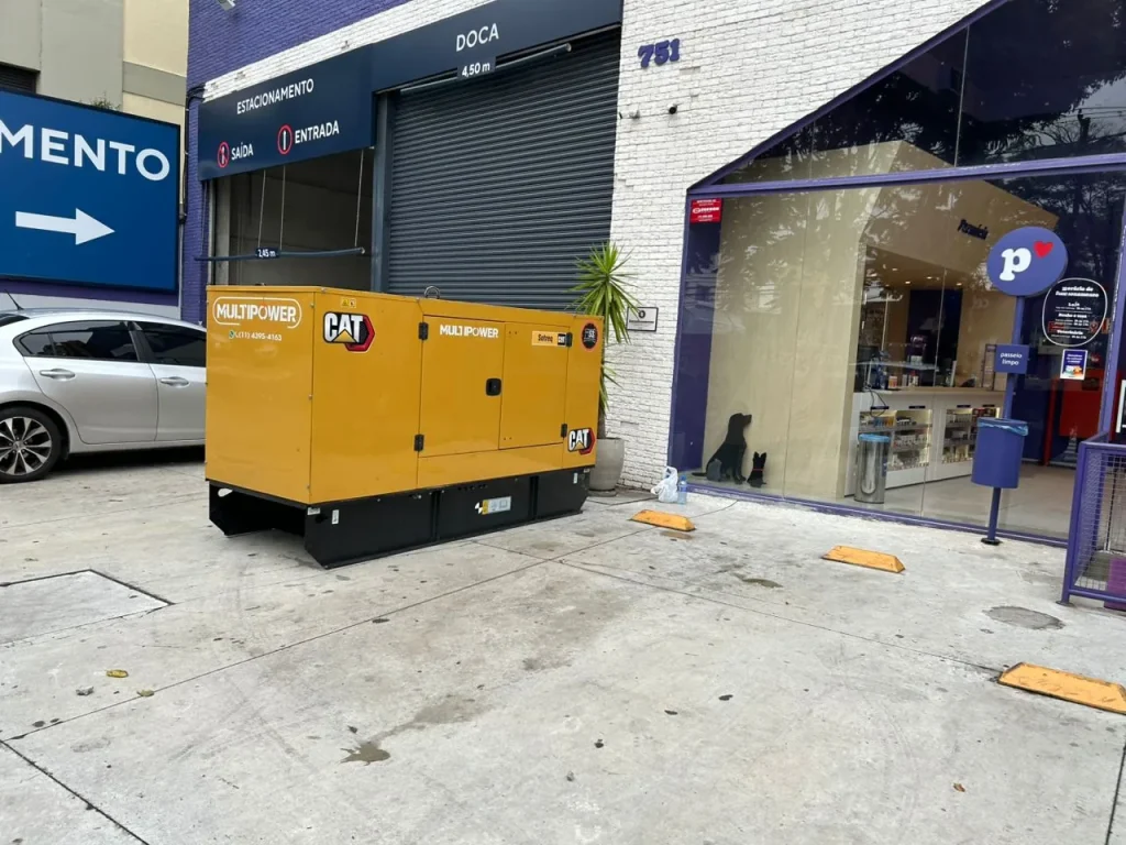 Gerador amarelo junto à entrada de estabelecimento comercial.