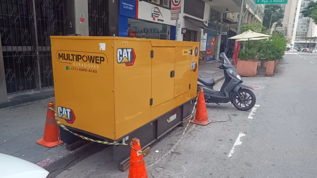 Gerador Caterpillar da MultiPower em frente a estabelecimento comercial.