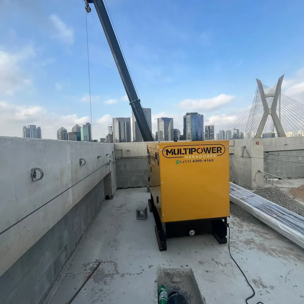 Gerador da MultiPower em laje com guindaste e edifícios ao fundo.