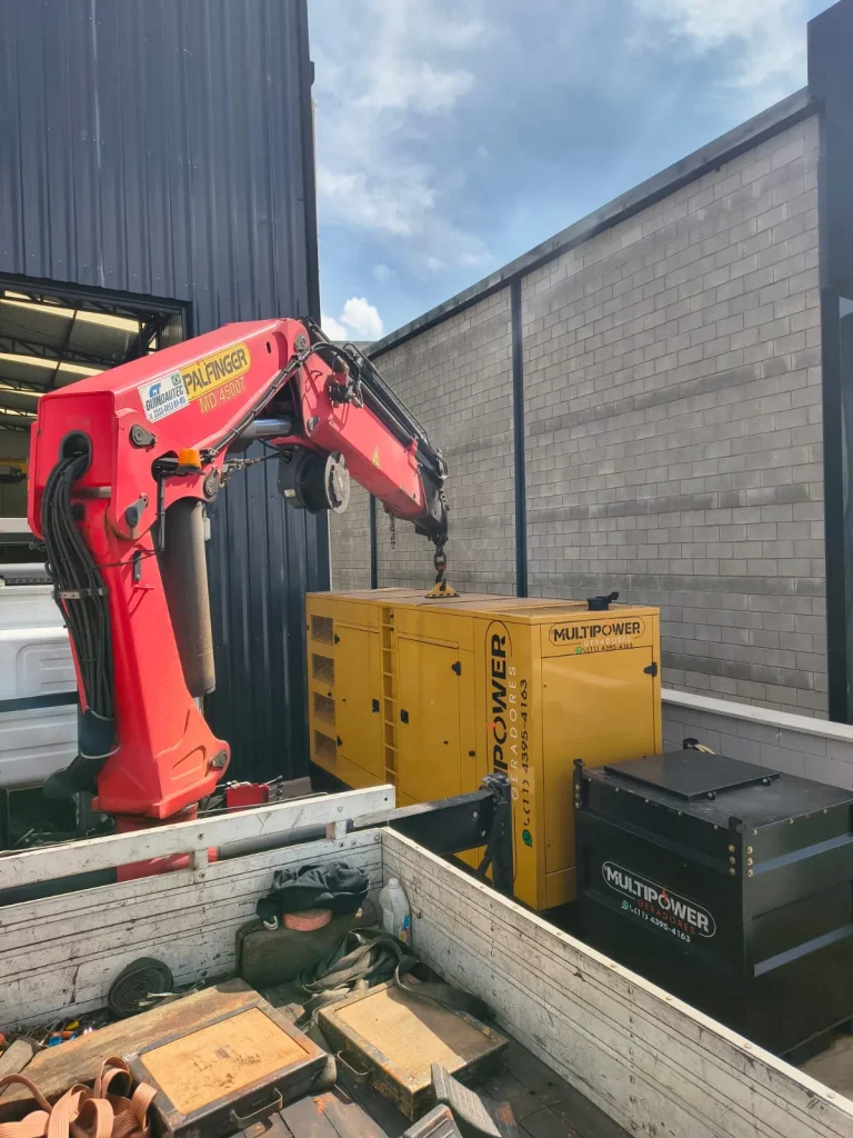 Guindaste junto a gerador amarelo e equipamento auxiliar da MultiPower.