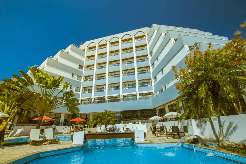 Hotel com piscina e área externa.