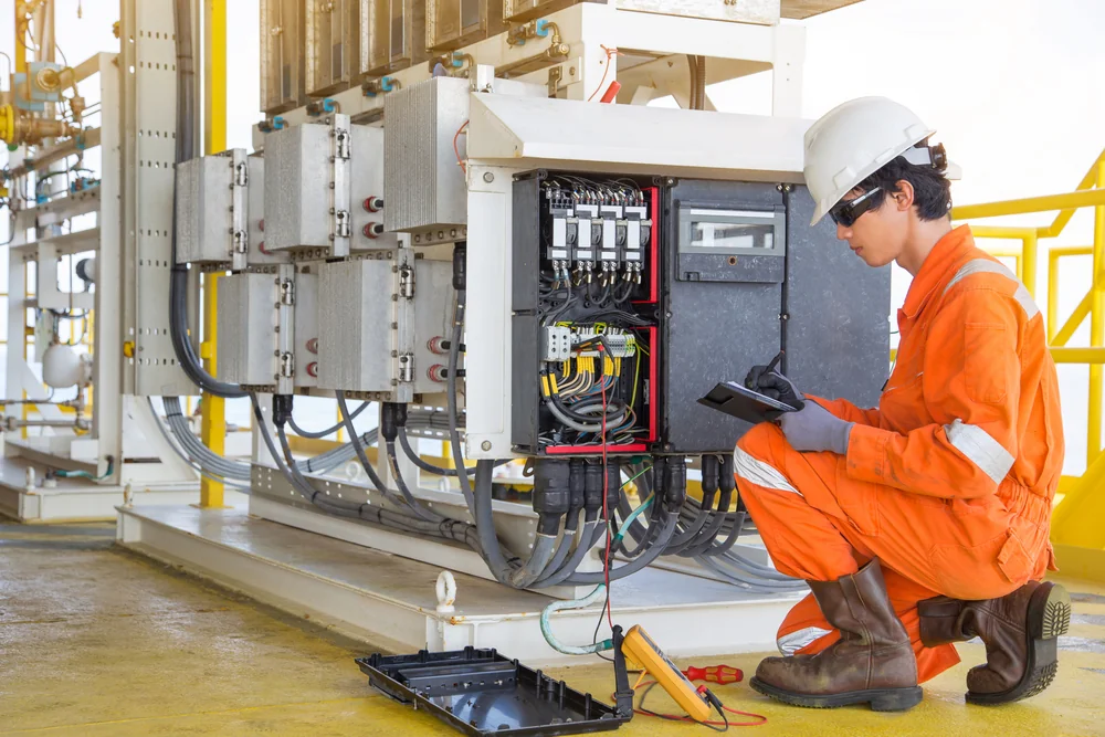 Técnico trabalhando em painel de instalação elétrica.