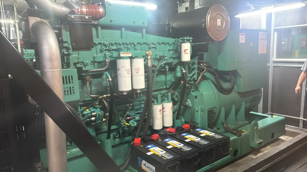 Motor e alternador de grupo gerador com filtros, mangueiras e baterias.