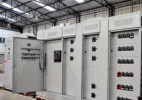 Painéis de distribuição elétrica em instalação industrial.