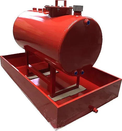 Tanque cilíndrico vermelho para armazenamento de combustível.