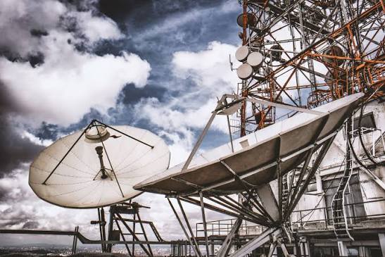 Antenas de telecomunicações em estrutura metálica.