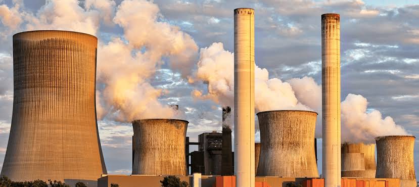 Instalação de geração de energia com torres e chaminés.