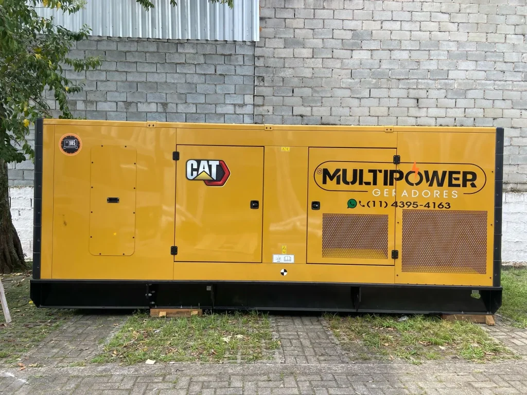 Vista lateral de gerador Caterpillar carenado da MultiPower.